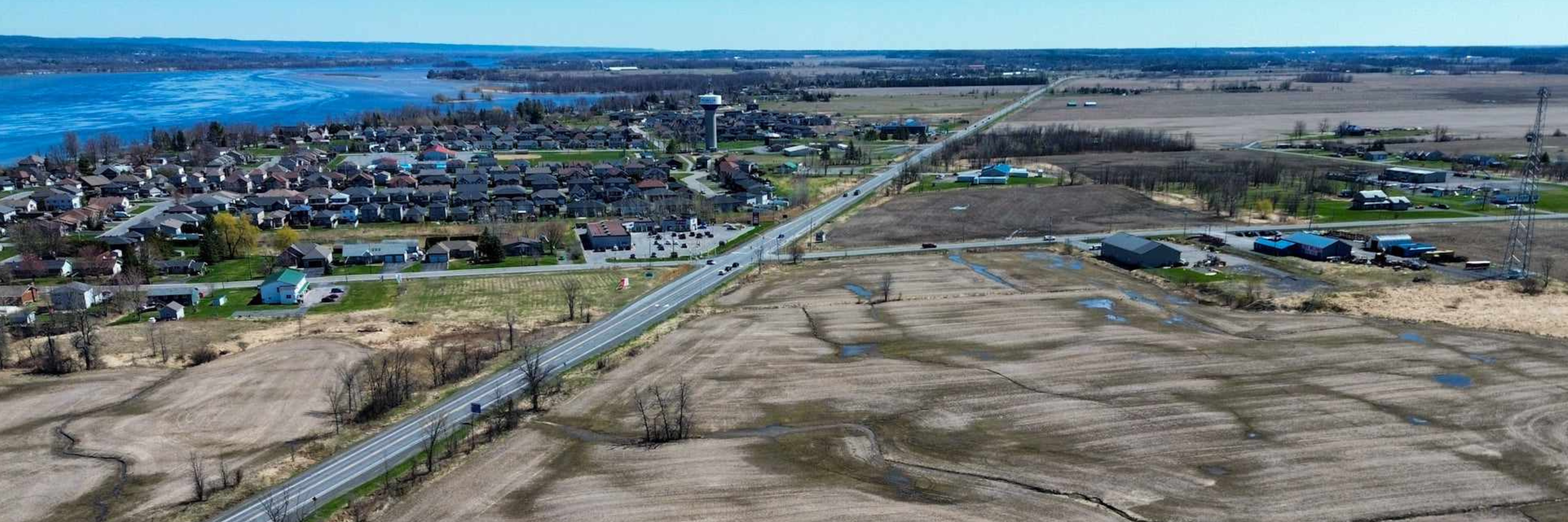Vue aérienne du site du parc industriel avec le village de Wendover derrière et la rivière des Outaouais