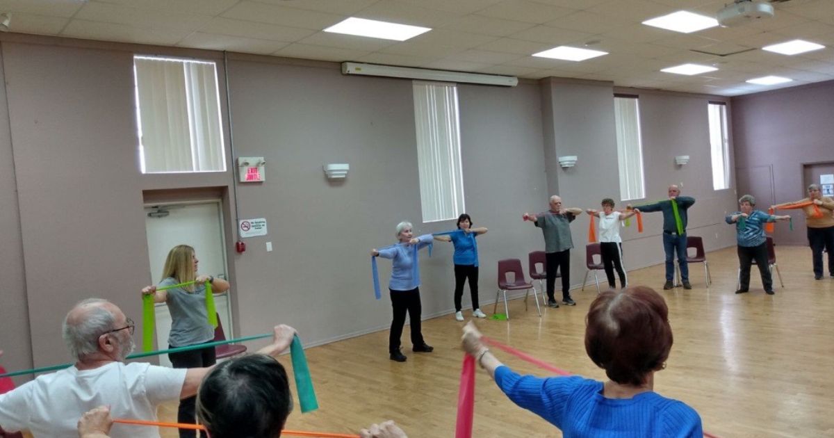 Groupe qui fait des étirements dans une salle 