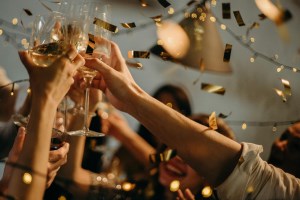 Verres de champagne levés en célébration à l'occasion du nouvel an
