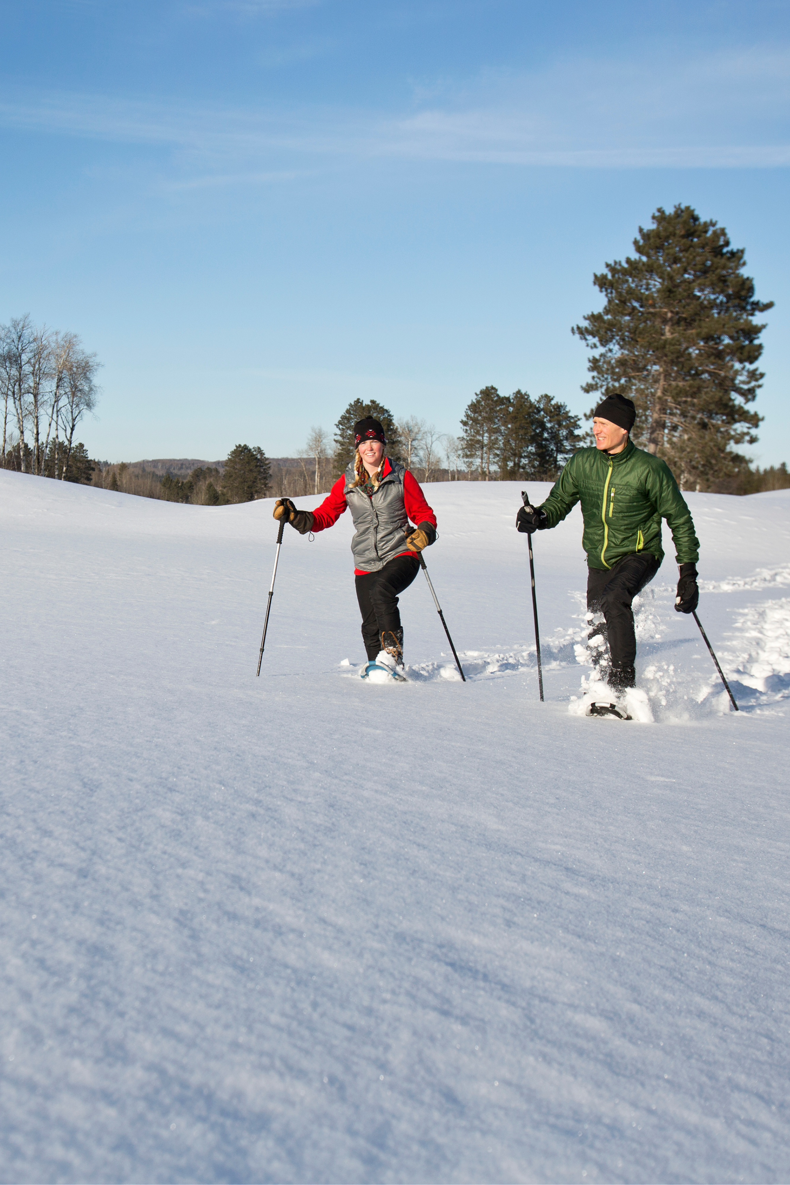 Deux personnes qui marchent dans la neige en raquettes