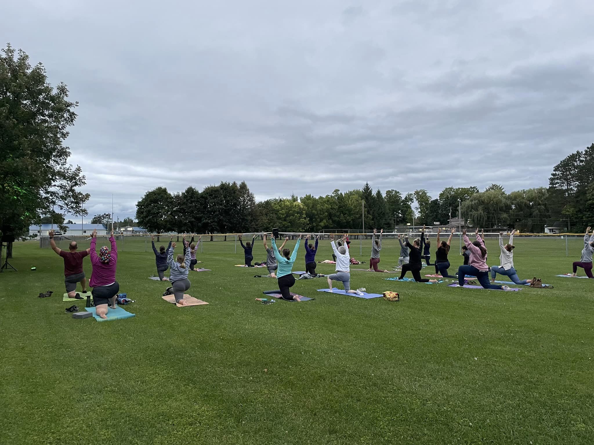 Un groupe de gens fait du yoga en plein air en 2023