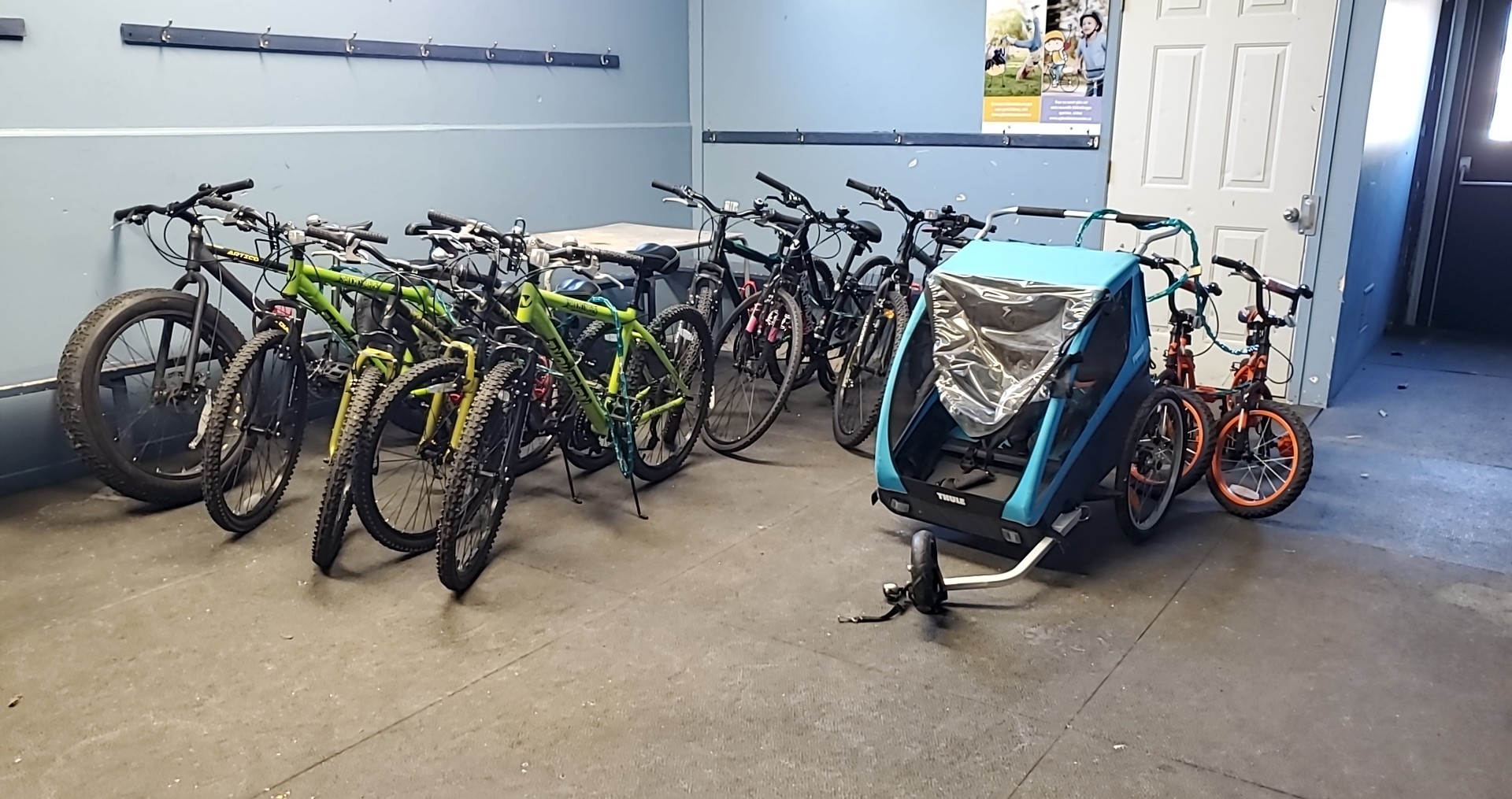 un vingtaine de vélos dans un storage